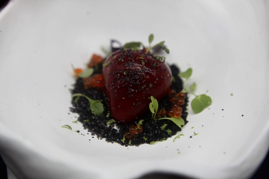 Falsa Fresa rellena de Txangurro tierra de Txipirón, Remolacha, y Yogurt especiado