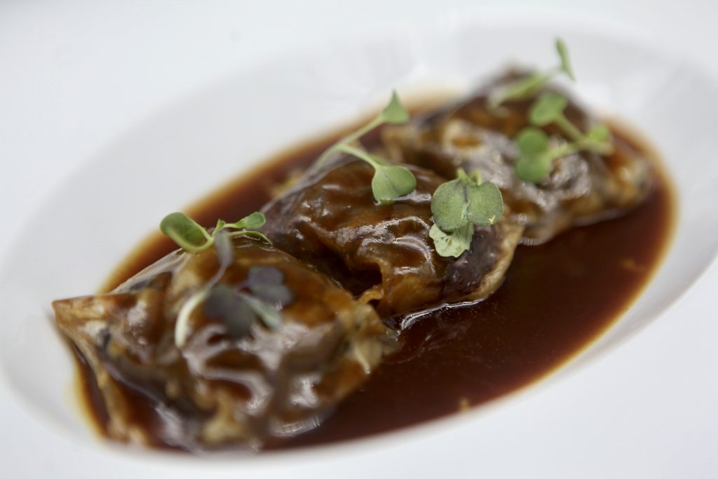 Raviolis de Rabo estofado con Parmentier trufado de Coliflor y cus-cus especiado