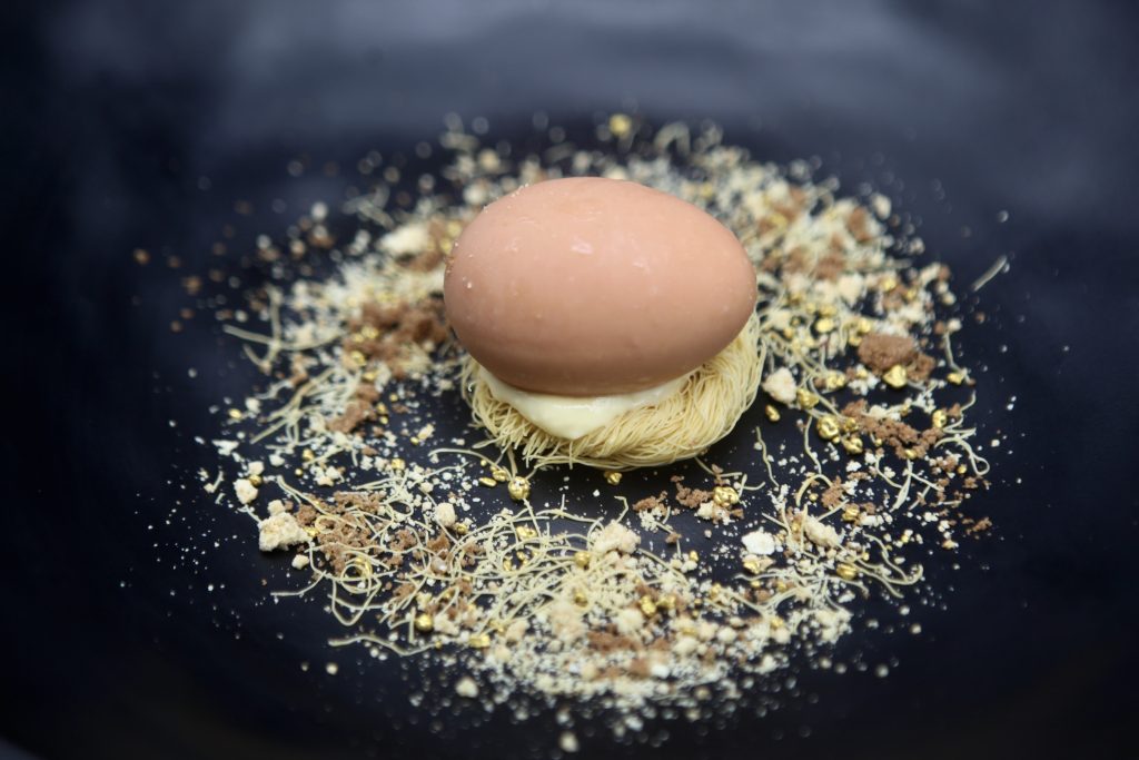 Falso Huevo de Chocolate con Jengibre, tierra de Mango y nido crujiente de pasta katafi