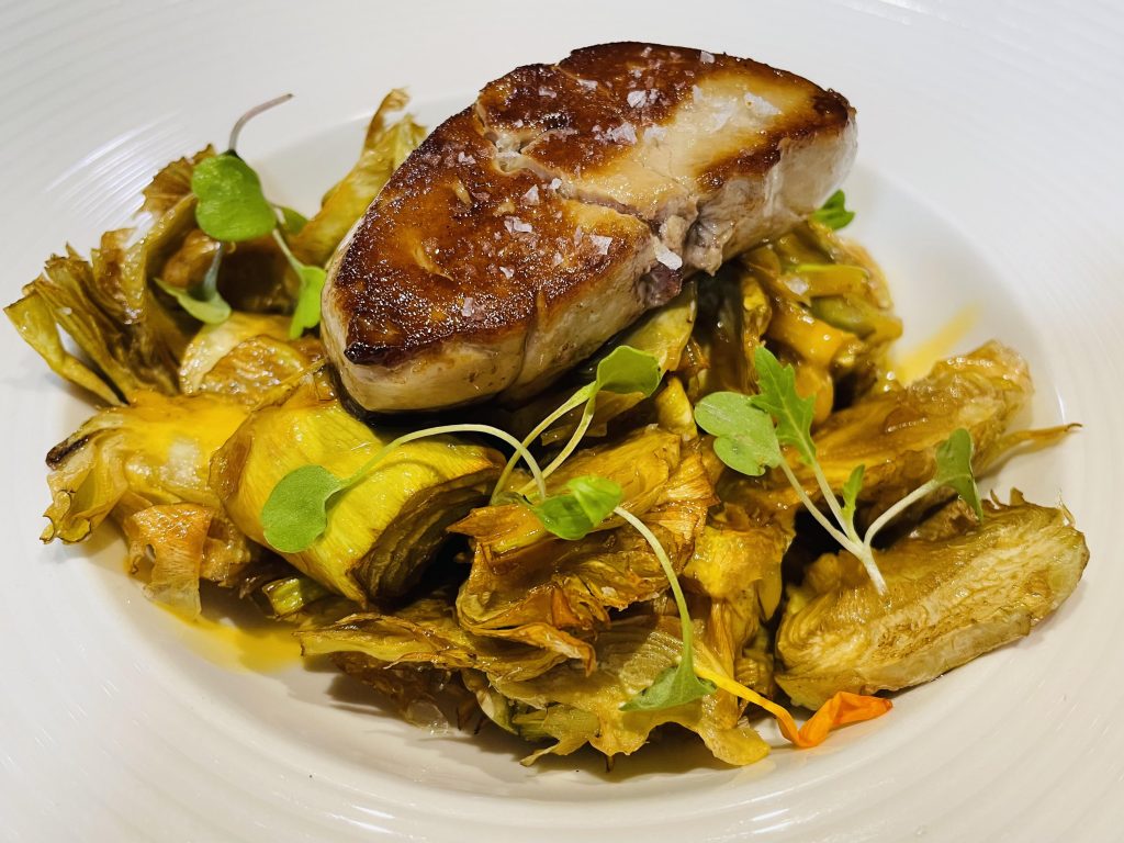 Alcachofas Fritas con emulsión de yema de huevo, aceite de trufa y Foie fresco a la plancha